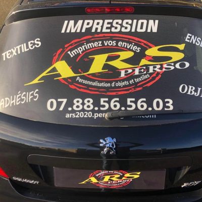 personnalisation vitre arrière de voiture et plaque d'immatriculation
