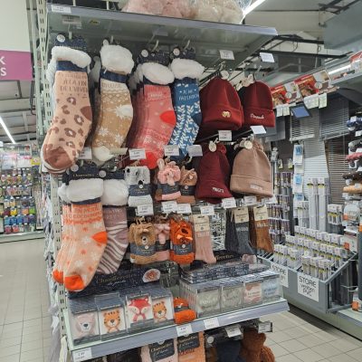 présentoir à chaussettes chaudes et bonnets