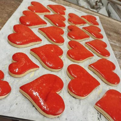 Biscuits en forme de cœur avec glaçage rouge