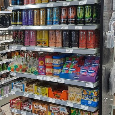 tête de gondole boissons sucrés et confiseries