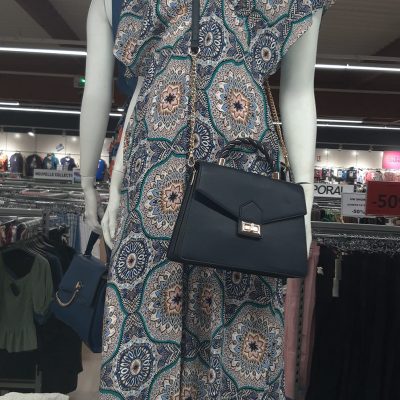 mannequin avec robe longue et sac à main noir