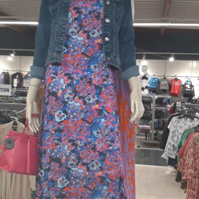 Mannequin avec tenue fleuris