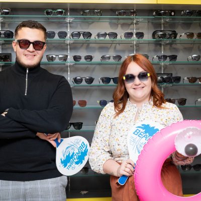 employées de la boutique l'optique avec lunettes de soleils