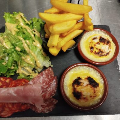 fromages chauds avec frites et charcuteries