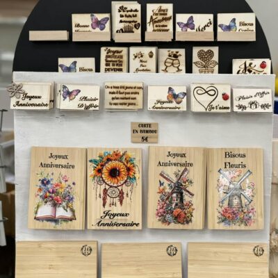 présentoir cartes en bois décorées