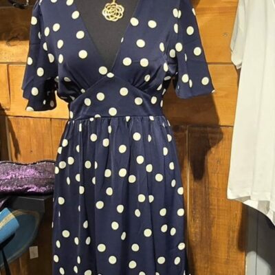 robe longue bleue marine avec poids blanc, chapeau de paille et gros pendentif rond