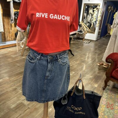 tee-shirt rouge avec inscription et jupe en jean