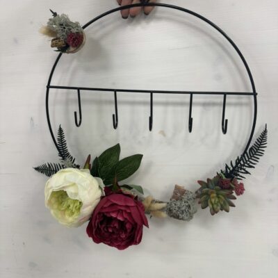 porte manteau circulaire décoré de fleurs