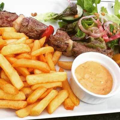 brochette de bœuf et frites