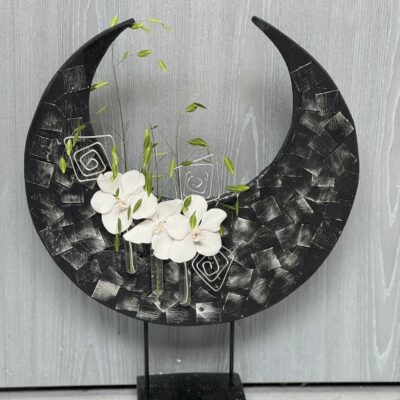 décoration en forme de lune et fleurs blanches