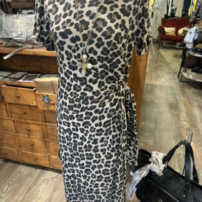 robe longue motif léopard et collier pendant