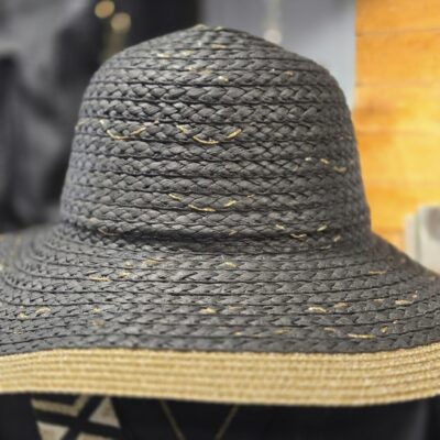 chapeau tressé noir et couleur paille