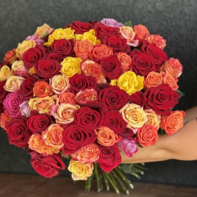 bouquet de roses rouges, jaunes, oranges et roses