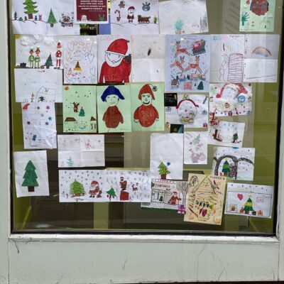 vitre avec dessins d'enfants collé