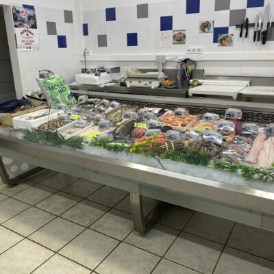 vitrine de poissons a la coupe, poissonnerie david