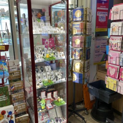 vitrine bijoux et carterie