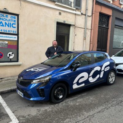 Gérant auto école et voiture floquer ECF