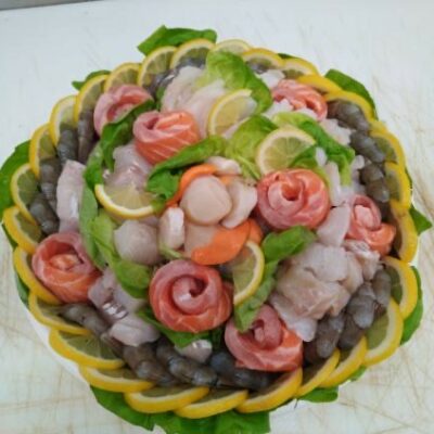 Plateau de fruits de mer avec légumes