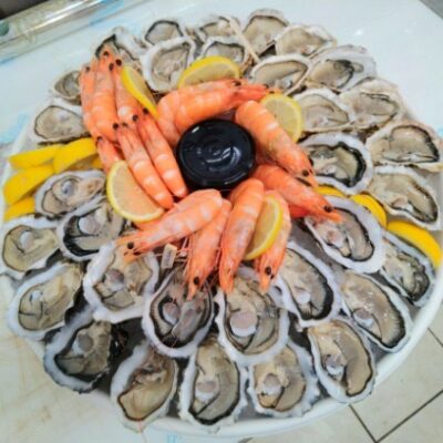 Plateau d'huitres avec crevettes