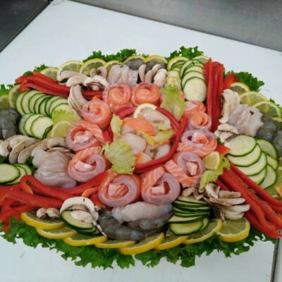 Plateau crevettes, calamars, huitres et légumes