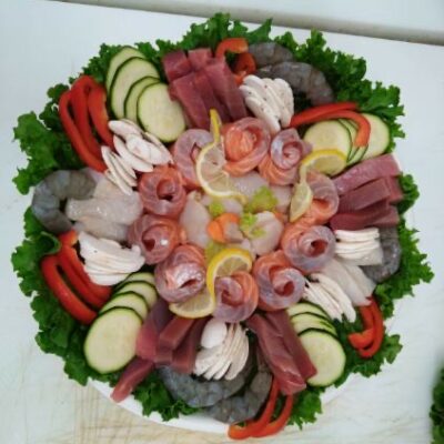 Plateau de fruits de mer avec légumes