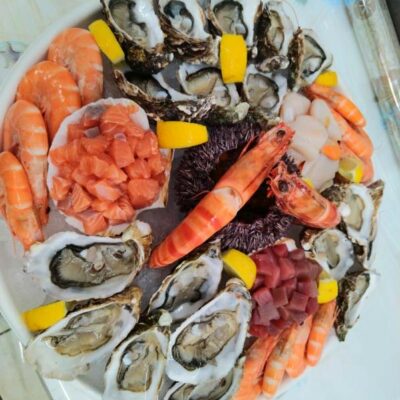 plateau de crevettes et huitres