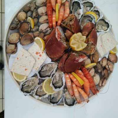 plateau de fruits de mer avec plats préparés