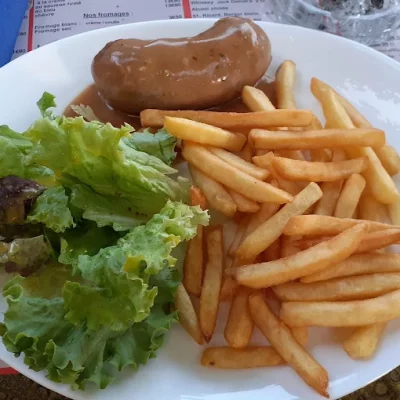 saucisses frites salade