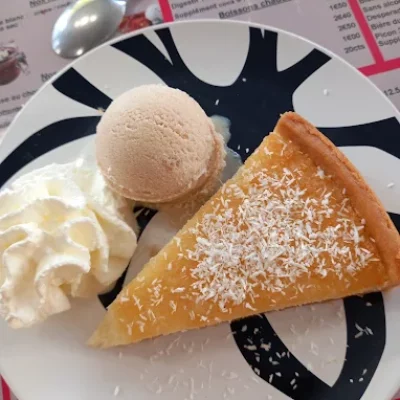 gâteau au sucre avec boule de glace et chantilly
