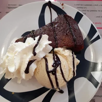 Gâteau au chocolat avec boule vanille