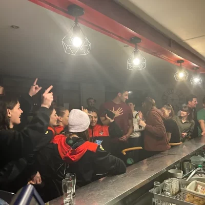 Photo beaucoup de monde dans le bar des négociants